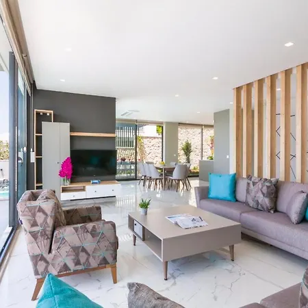 Villa Sleeps 8 With Pool Air Con And Wifi *