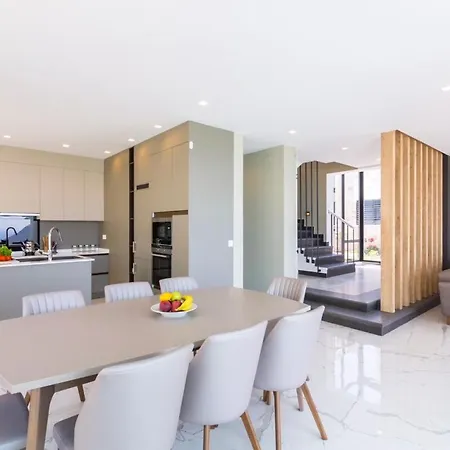 Sleeps 8 With Pool Air Con And Wifi